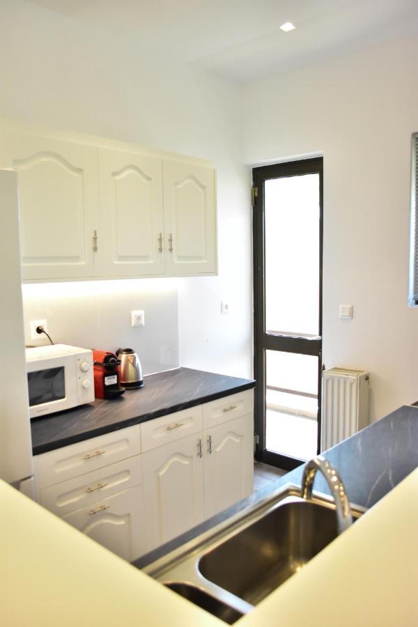 Βright Walled Designed Apt In Glyfada Center Atenas Exterior foto