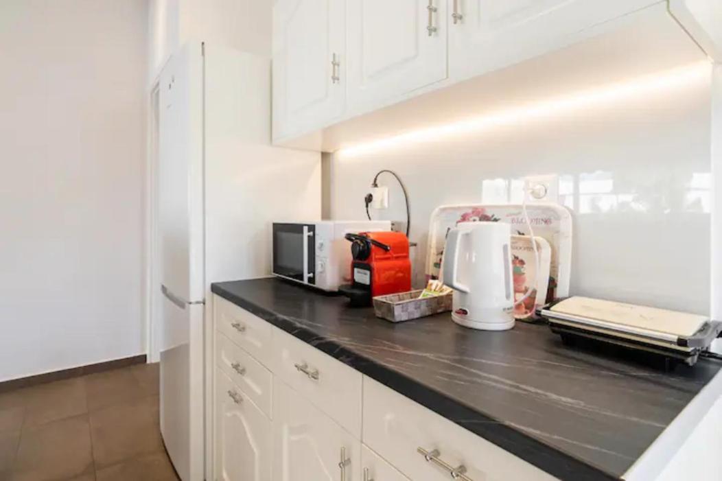 Βright Walled Designed Apt In Glyfada Center Atenas Exterior foto